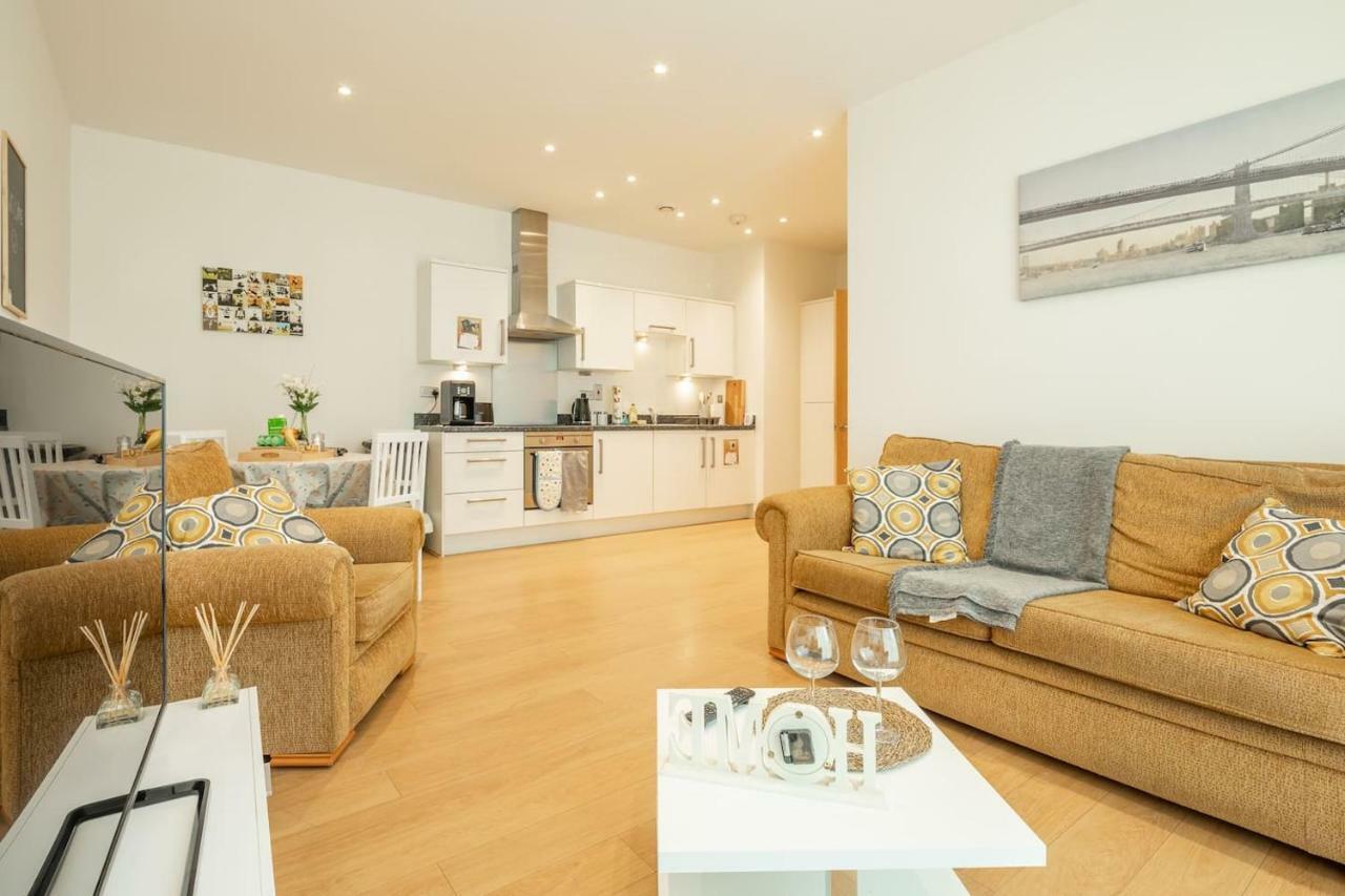 Central Bedford: Two Bedrooms, Breakfast Basket Kültér fotó