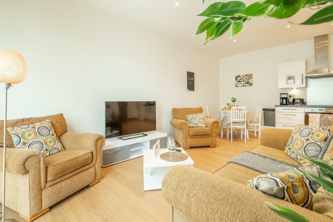 Central Bedford: Two Bedrooms, Breakfast Basket Kültér fotó