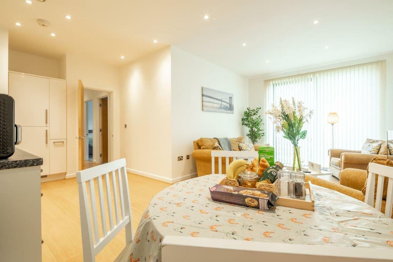 Central Bedford: Two Bedrooms, Breakfast Basket Kültér fotó